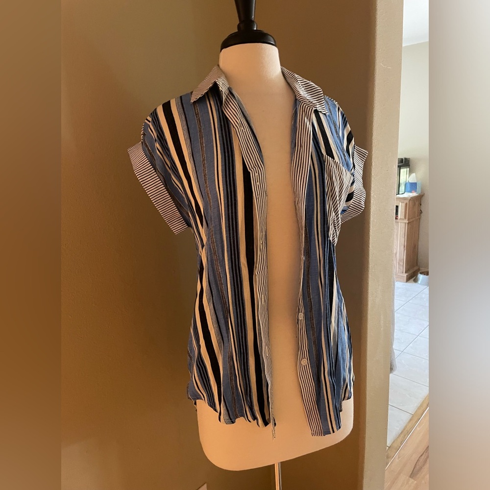 Annabelle Boutique striped Button Down Top size Small EUC worn once